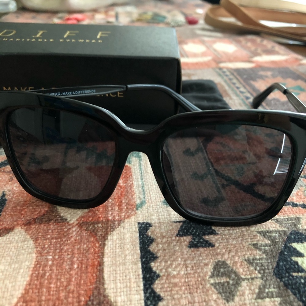 DIFF Bella Sunglasses BLK New in Box